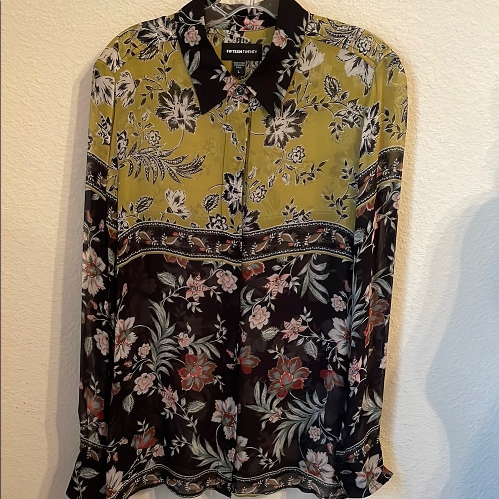 FIFTEEN TWENTY Made in USA 100% Viscose Button down Blouse . NEW Condition